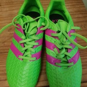 Youth soccer cleats